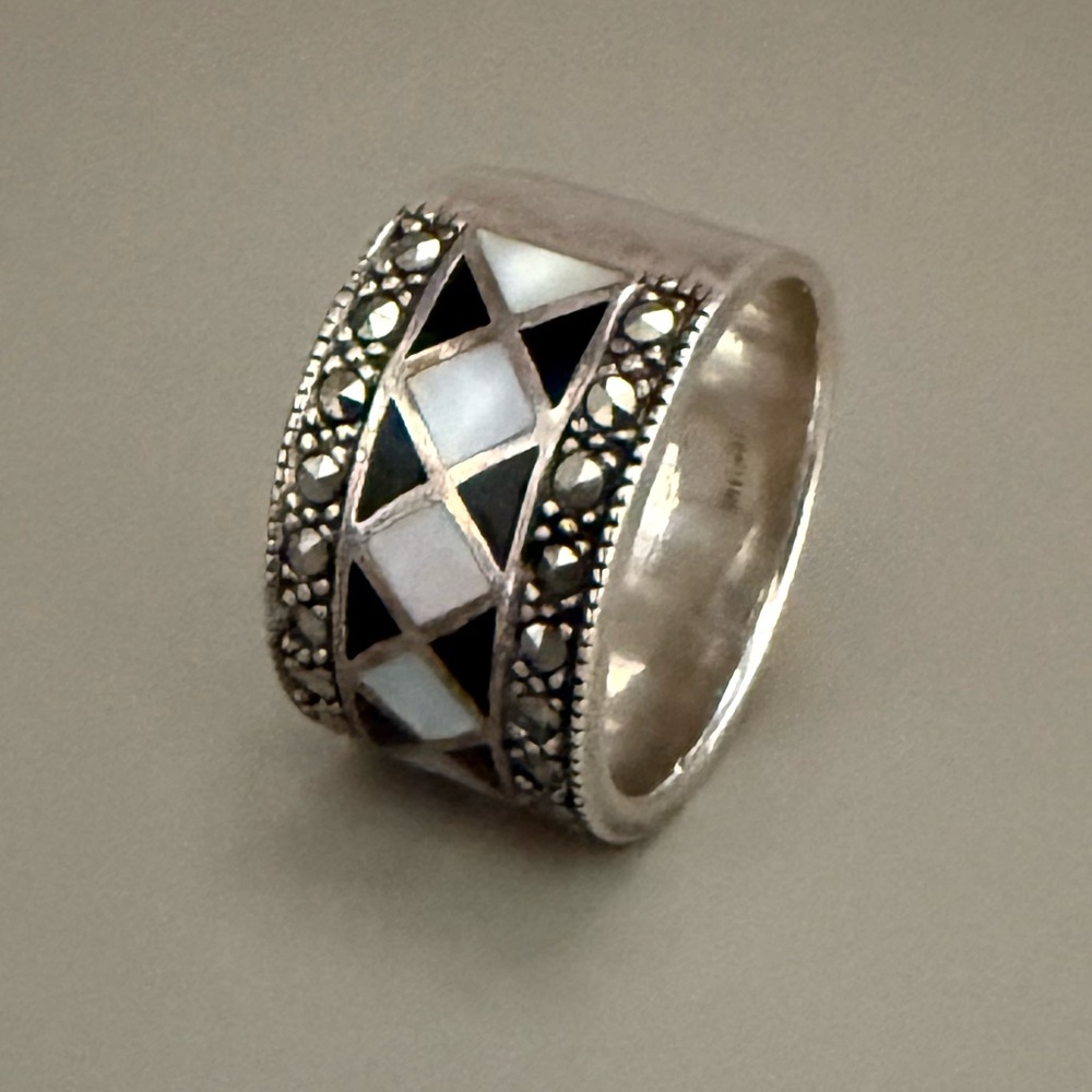 Bl.&White Harlequin Pattern Band. Embellished one side; comfort plain on other